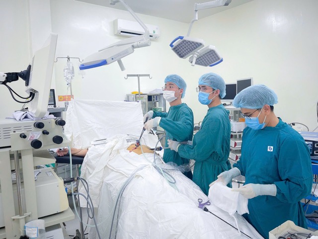 복잡한 쇄골 쇄골 상태를 앓고 있는 환자의 신장 결석 수술 성공. 사진: BVCC