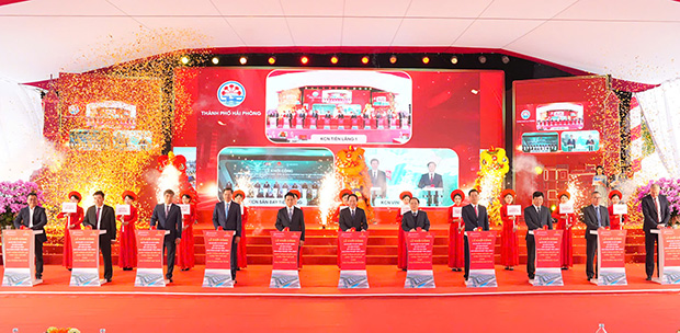 Delegates press the button to start construction of Tien Lang 1 Industrial Park project in Hung Thang commune, Hai Phong. Photo: Mai Chi