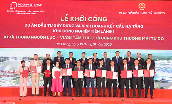 Trao bien ban ghi nho dau tu voi cac doi tac tai KCN Tien Lang 1. Anh: Mai Chi