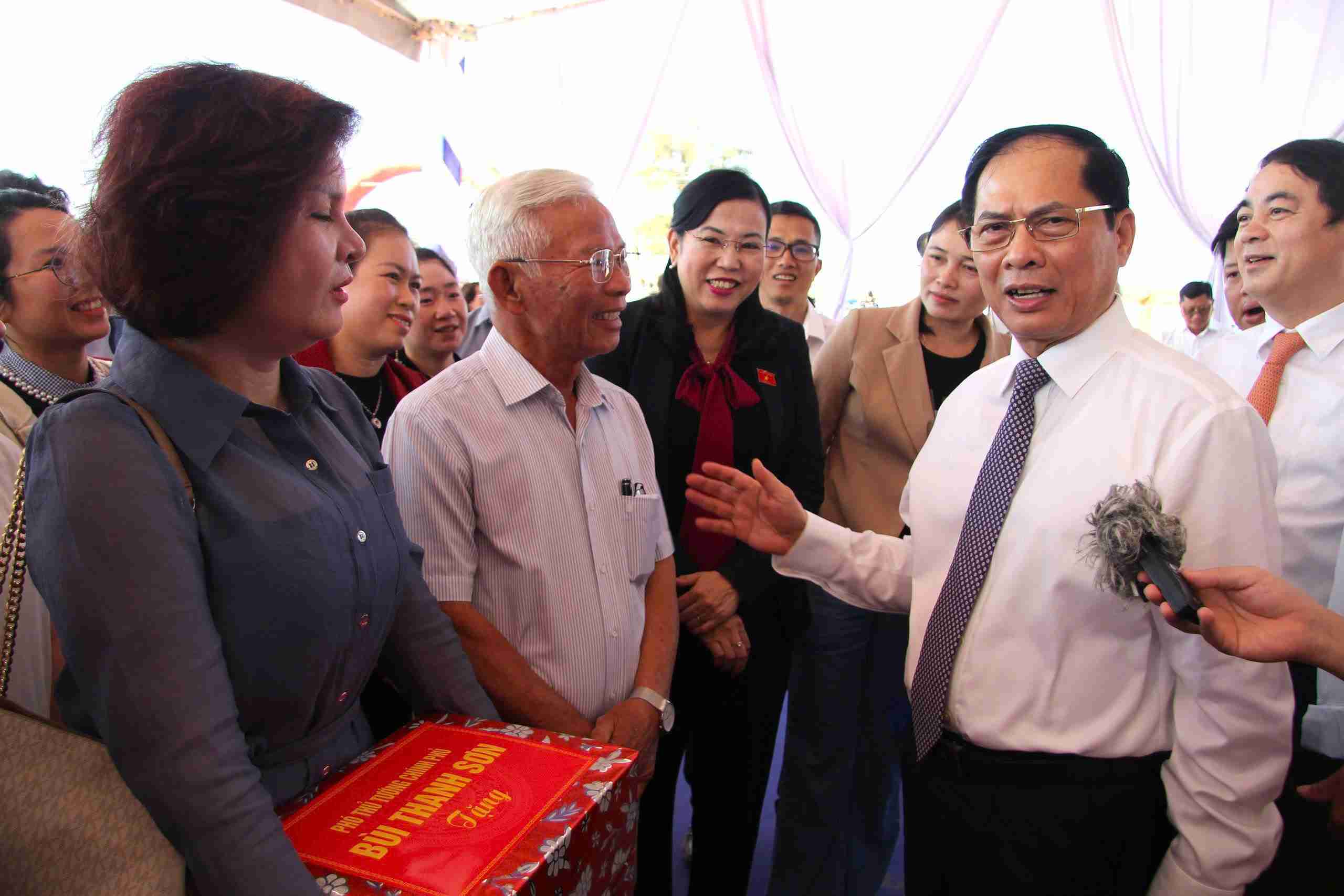 Du le khoi dong du an tai dinh cu, Pho Thu tuong Bui Thanh Son nhan manh bao dam noi o moi, sinh ke tot hon cho nguoi dan. Anh: Huynh Hai