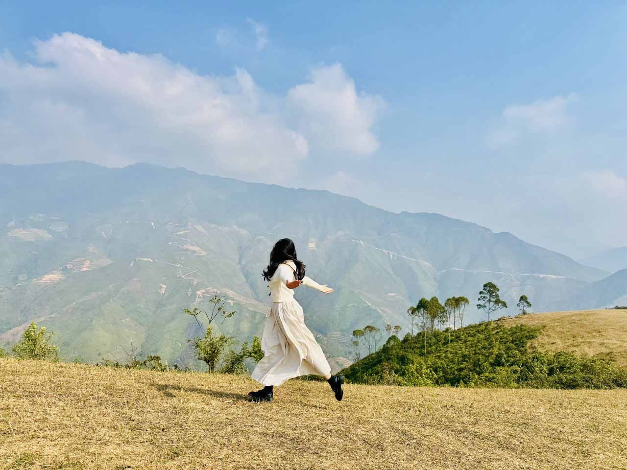 Voi nhung tin do yeu thich chup anh, thao nguyen Ta Xua mua co chay chinh la mot studio ngoai troi khong goc chet. Trong anh nang vang diu cua cao nguyen va nhung dot gio luot nhe, moi khung hinh deu tro nen nghe thuat va day cam xuc.