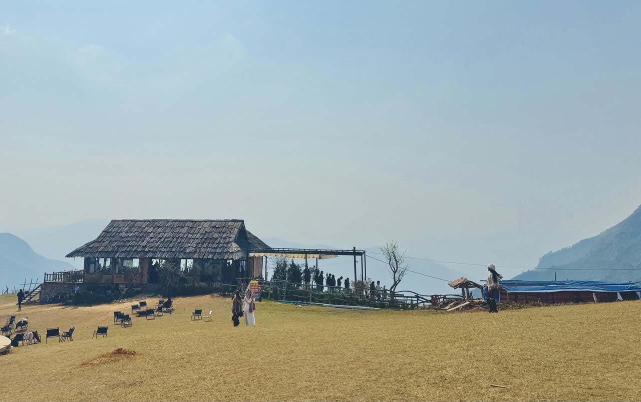 Ngay giua thao nguyen co mot quan ca phe nho xinh co ca khong gian trong nha am cung va ngoai troi long gio. Thuc khach co the thuong thuc cac loai do uong tai day voi muc gia hop ly, chi tu 40.000 den 60.000 dong.