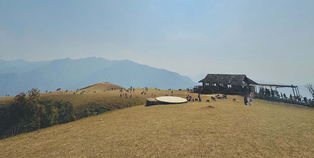 Giua thao nguyen long gio, ban co the thoai mai nham nhi ly ca phe hay ly tra am nong tren tay. Truoc mat ban la bien may menh mong bong benh, sau lung la nui doi trung diep khoac mau co chay, cam giac nhu moi muon phien deu duoc gio cuon di. 