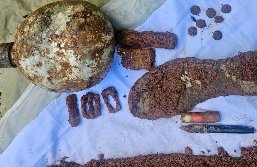 열사 유해와 함께 발견된 유물 중에는 글자가 새겨진 펜이 있습니다. 사진: 열사 유해 수습팀 584