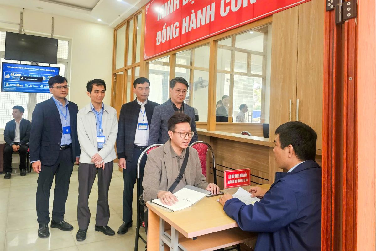 Officials of the Department of Construction answer and guide on dossiers and procedures for implementing social housing policies. Photo: Hai Phong E-Portal