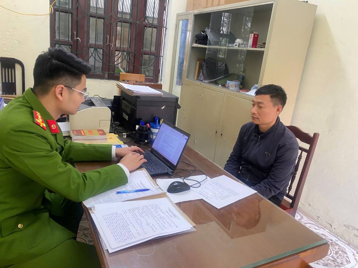 Lê Thanh Tùng tại công an xã. Ảnh: Công an tỉnh Hưng Yên