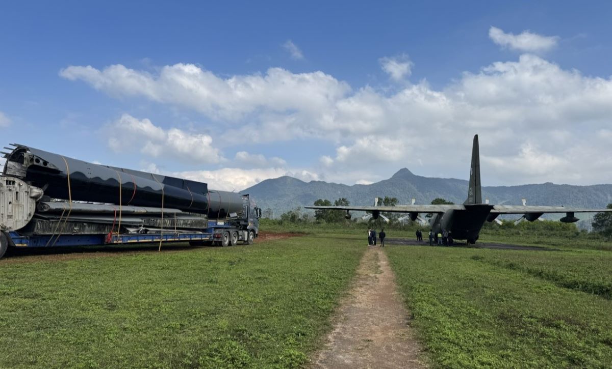 C-119 항공기(사진 왼쪽)가 따껀 공항 국립 유적지로 운송되고 있습니다. 사진: H.Nguyen