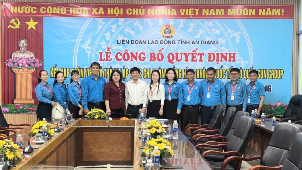 Dai bieu chup anh luu niem cung Ban Chap hanh CDCS. Anh: LDLD An Giang