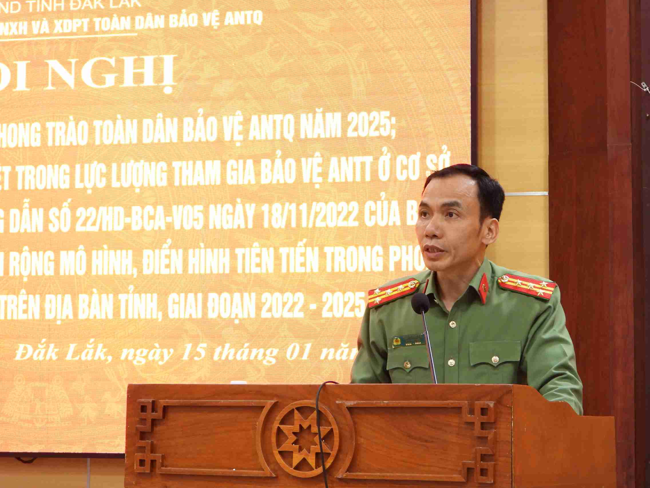 Thuong ta Tran Quang Hieu - Pho Giam doc Cong an tinh Dak Lak thong tin mot so noi dung tai hoi nghi. Anh: Bao Trung