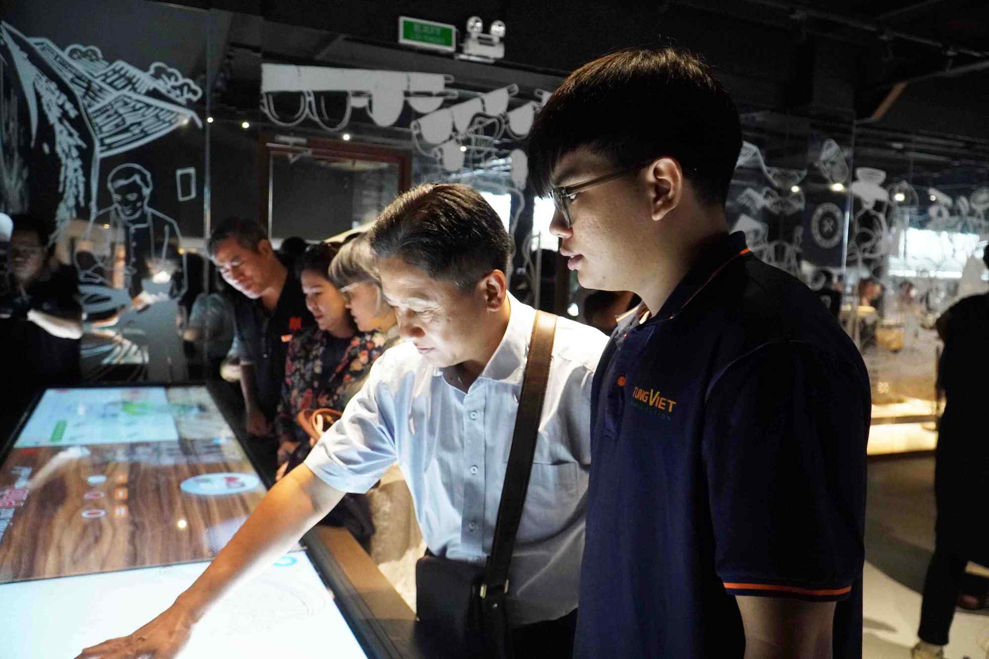 Diem nhan thu vi o Bao tang Pho la khong gian gioi thieu hang tram hien vat, tu lieu va hinh anh lien quan den van hoa pho ba mien; dong thoi ung dung cac hinh thuc trung bay va tuong tac nham giup khach tham quan hieu ro hon ve nguyen lieu, quy trinh che bien va gia tri thu cong phia sau moi to pho. Dac biet, trai nghiem am thuc duoc dat o diem ket thuc hanh trinh tham quan, nhu mot cach khep lai cau chuyen bang cam nhan ca nhan cua moi du khach.