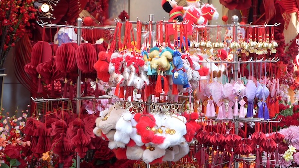 Pho Hang Ma do ruc linh vat ngua. Anh: Trang Anh