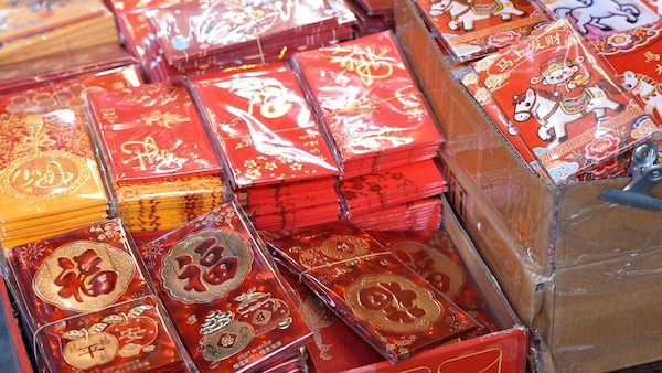 Hinh anh linh vat ngua nhuom do pho Hang Ma vua phan anh xu huong thi truong, vua the hien mong muon cua nguoi dan ve mot nam moi van su nhu y, may man va thinh vuong. Anh: Trang Anh