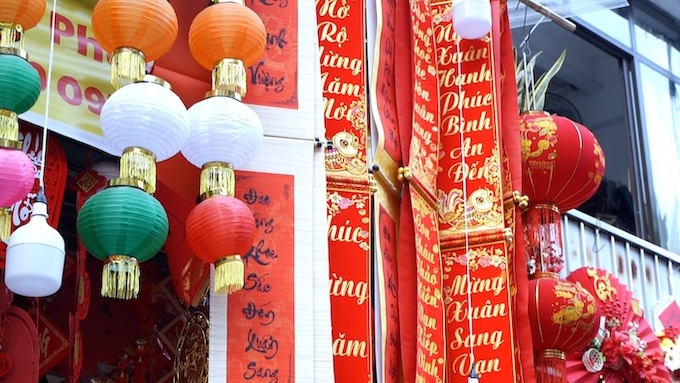 Cung voi linh vat ngua, cac do vat trang tri nhu phao Tet, cau doi,... cung nhau “nhuom do” pho Hang Ma, khien khong khi Tet them ron rang. Anh: Huyen Trang