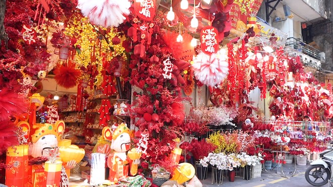 Stores on Hang Ma street sell a variety of decorative items, ready to serve shopping needs during the Binh Ngo Tet holiday. Photo: Trang Anh