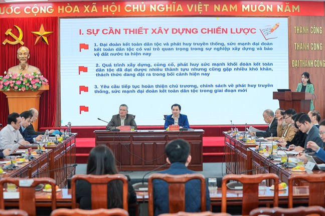 대표자들은 2030년까지의 전 국민 대단결 전략과 2045년 비전을 구축하는 데 기여하는 많은 의견을 제시했습니다. 사진: Mattran.org.vn