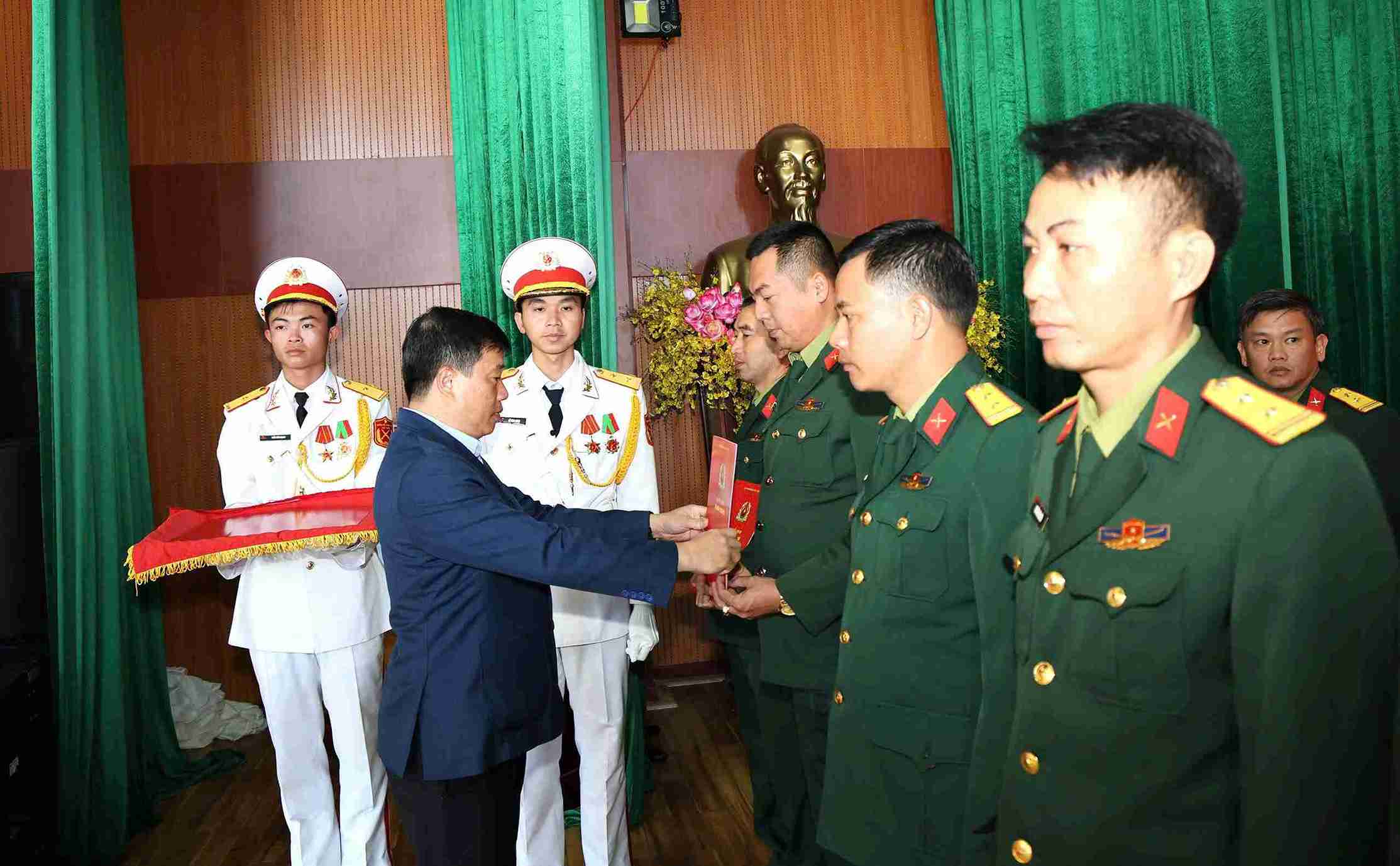 Bi thu Tinh uy Lam Dong Y Thanh Ha Nie Kdam trao quyet dinh bo nhiem can bo. Anh: Phuc Khanh 