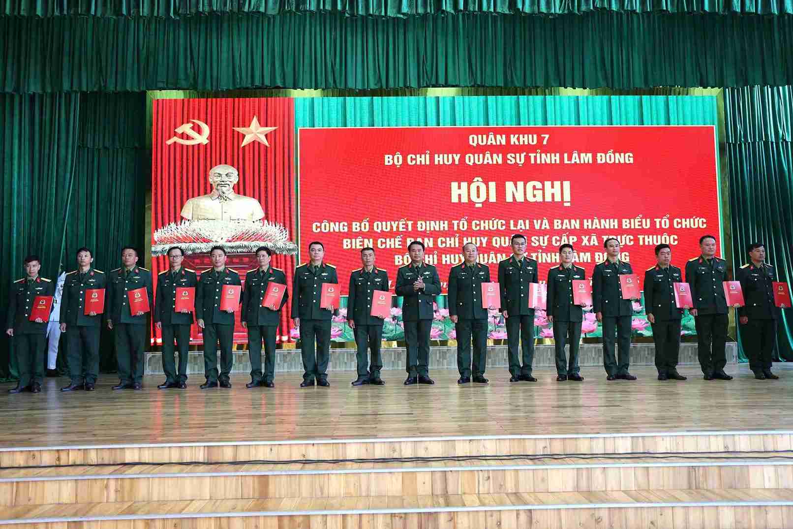 Trao quyet dinh bo nhiem, dieu dong can bo. Anh: Phuc Khanh 