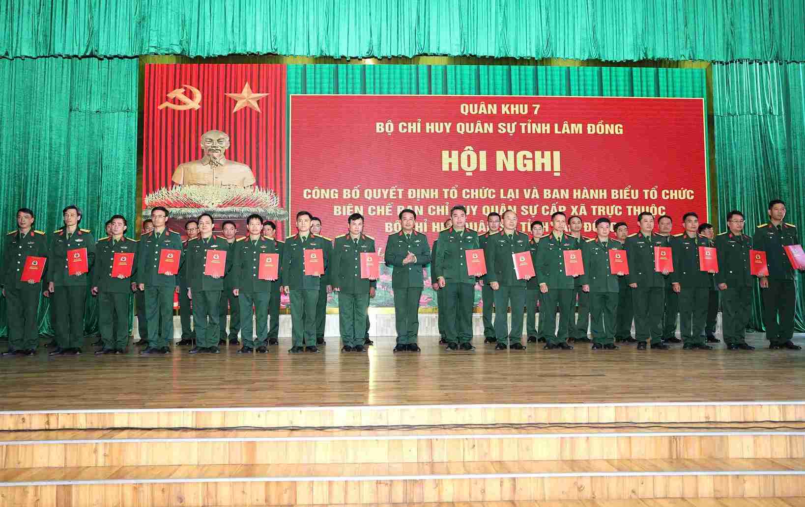 Officials receiving appointment decisions to the position of Commander of the Military Command of communes, wards, and special zones. Photo: Phuc Khanh