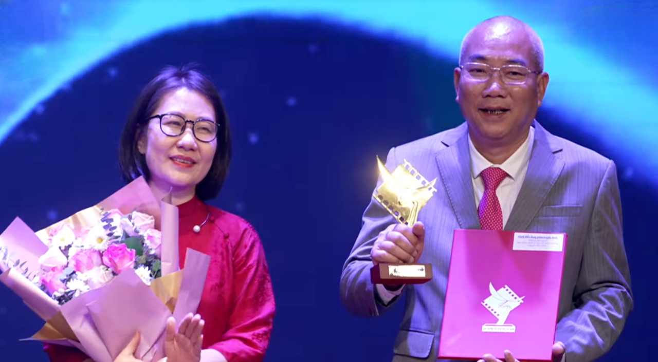 Dao dien - NSUT Nguyen Danh Dung nhan giai Dao dien xuat sac nhat cho phim doat giai Canh Dieu Vang Khong thoi gian. Anh: Minh Chinh