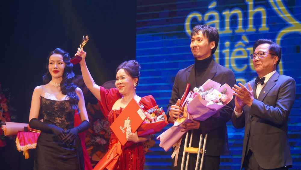 Tuan Tran - Viet Huong len nhan giai Nam - Nu dien vien chinh xuat sac nhat hang muc Phim dien anh. Anh: Minh Chinh