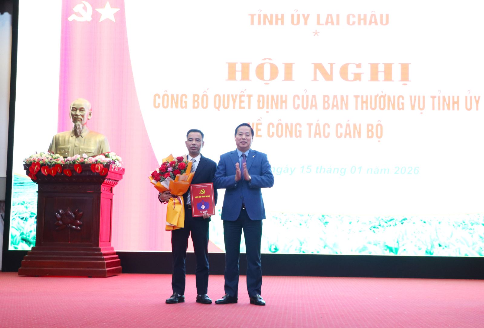 Mr. Ha Quang Trung - Chairman of Lai Chau Provincial People's Committee presents the decision and flowers to congratulate the new Secretary of Tan Uyen Party Committee Nguyen Minh Hieu. Photo: Lai Chau Provincial People's Committee
