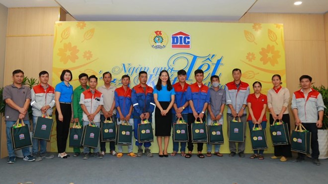 Cong doan trao qua cho nguoi lao dong trong chuong trinh to chuc nam 2025. Anh: CDDIC