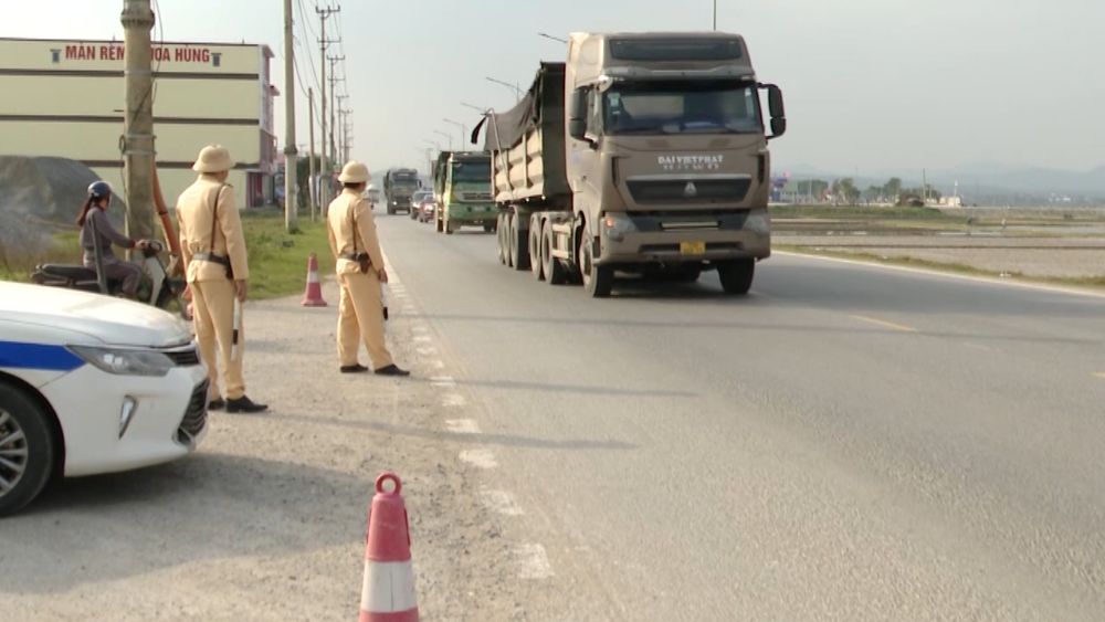 Functional forces of Quang Tri province tighten control of oversized and overloaded vehicles at the end of the year. Photo Thanh Trung