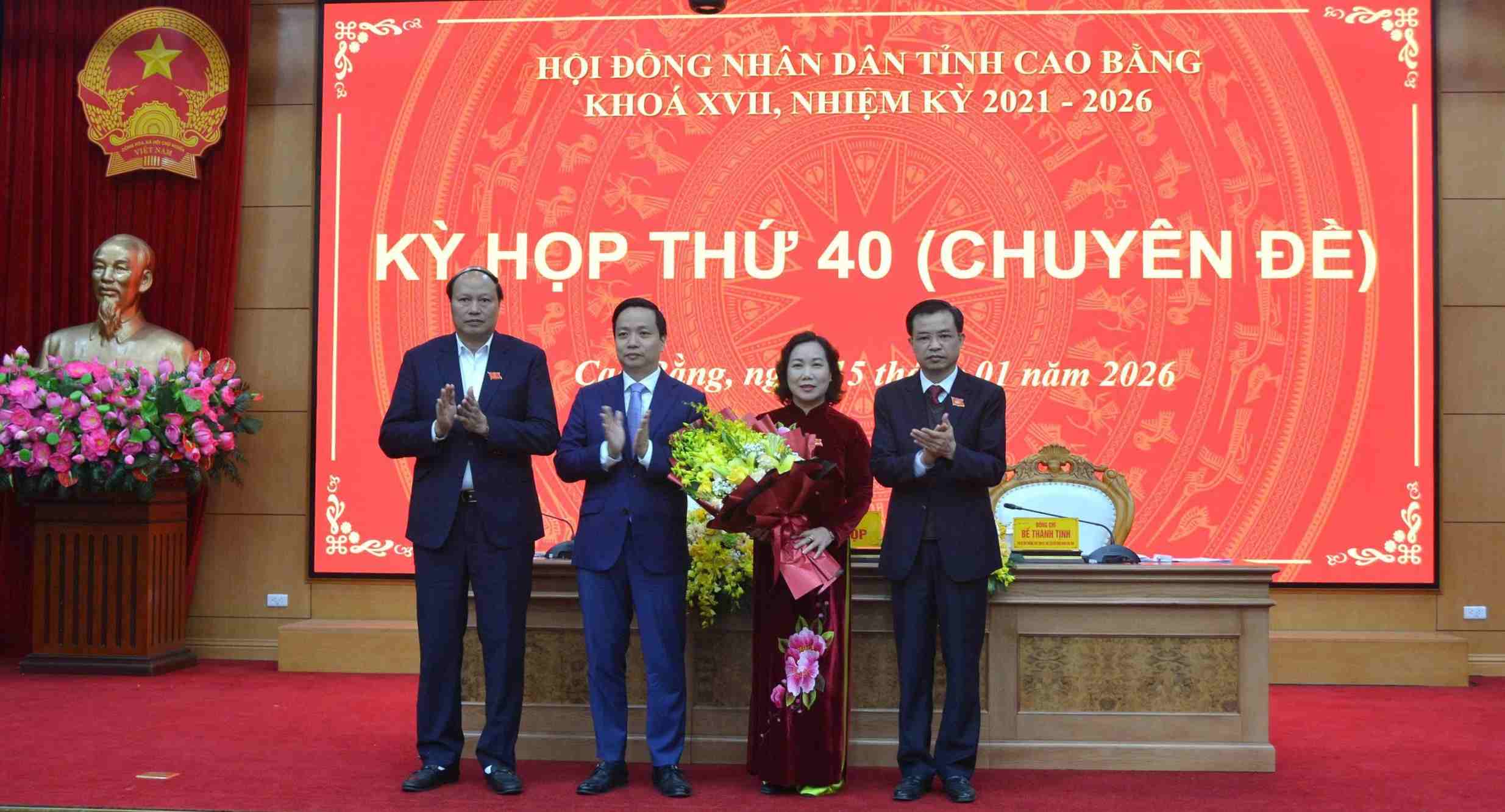 Ms. Ha Nhat Le was elected as Vice Chairwoman of Cao Bang Provincial People's Committee. Photo: Nguyet Ha