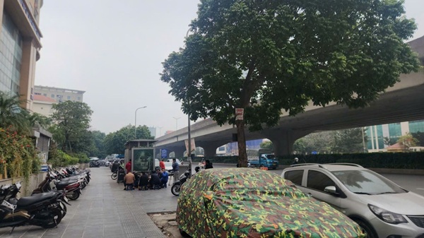 Vỉa hè, lòng đường trước chung cư Kim Văn – Kim Lũ bị chiếm dụng kéo dài. Ảnh: Minh Hạnh 