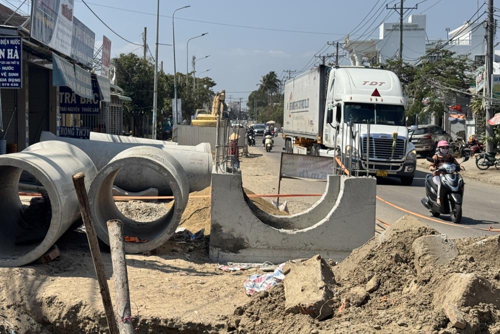 Cac ong cong phuc vu thi cong dat ven duong. Anh: Duy Tuan 