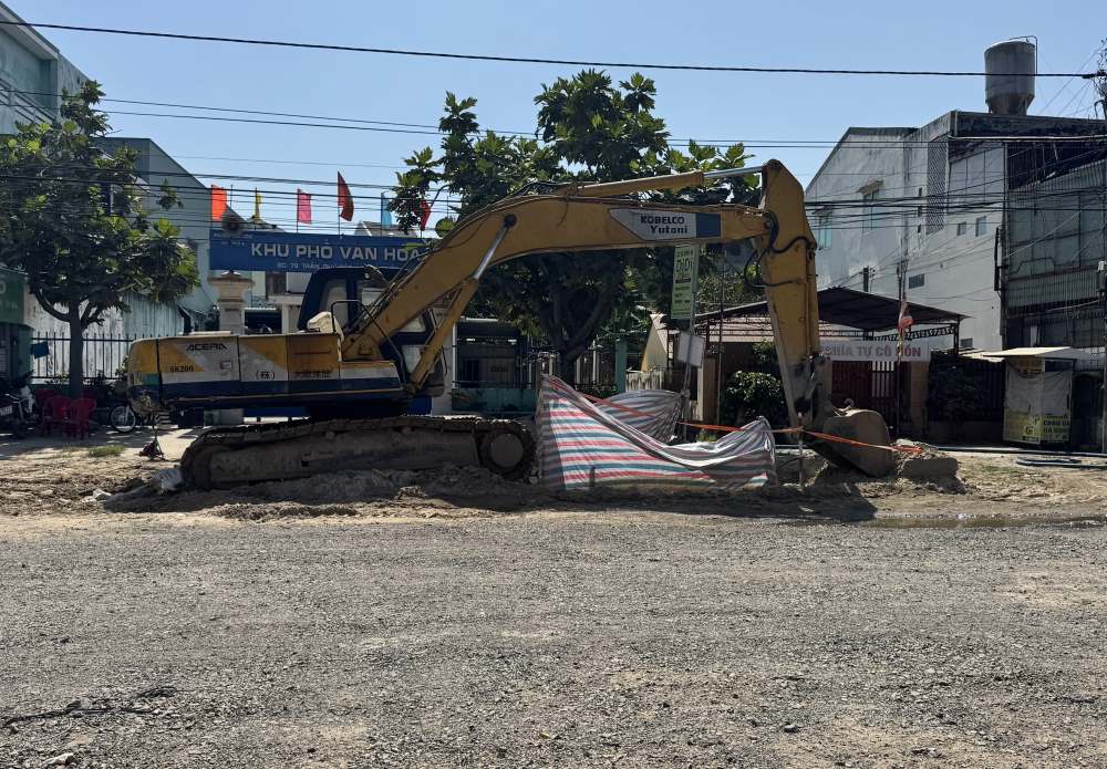 Mot xe muc ben canh ho dao ven duong. Anh: Duy Tuan 