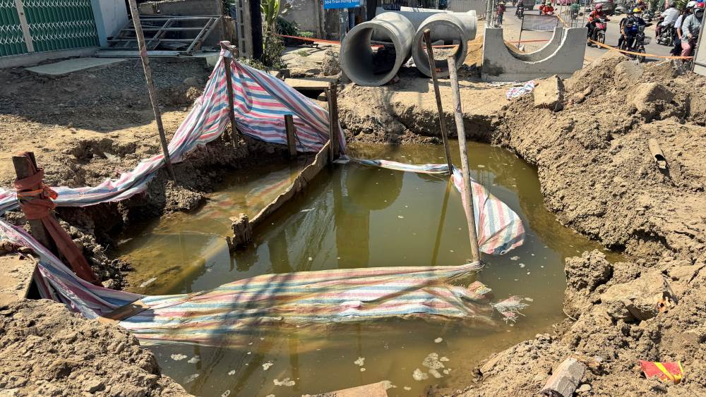 Cac ho dao ven duong. Anh: Duy Tuan 