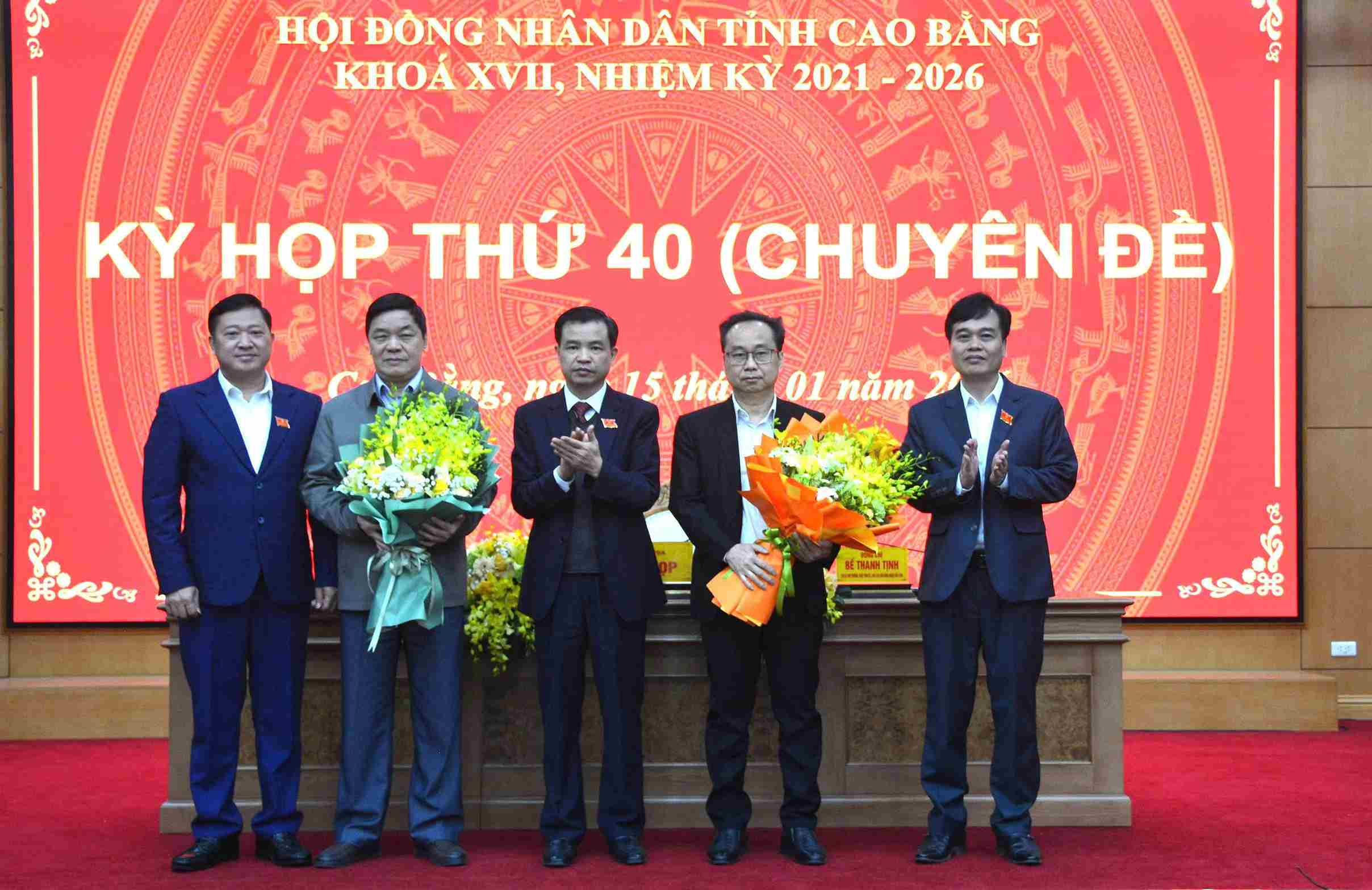 Chief of Office of Cao Bang Provincial People's Committee Duong Hung Dung (2nd, right cover) is transferred. Photo: Nguyet Ha