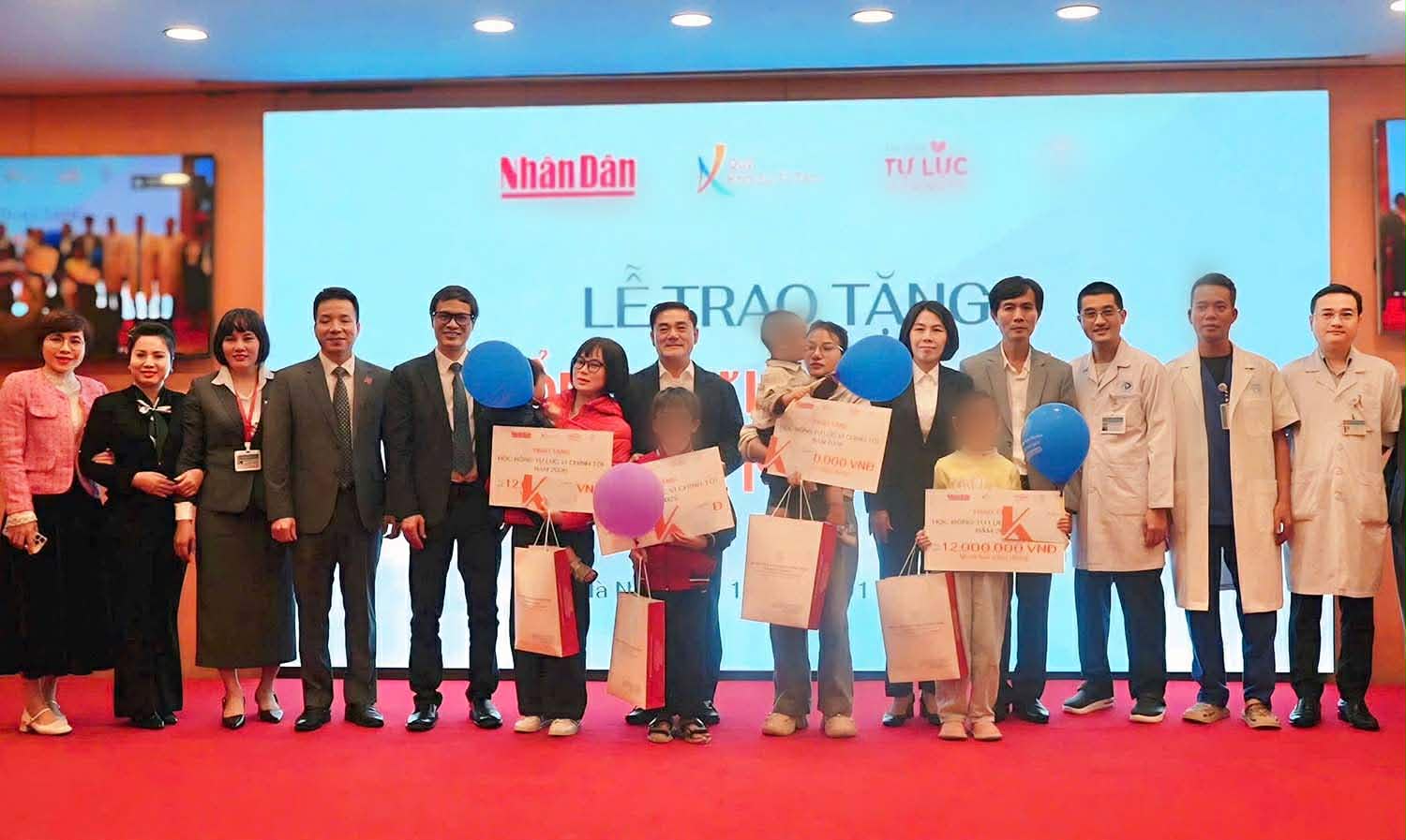 Nhan Dan Newspaper and the Heart Start Fund awarded scholarships to 4 children whose relatives donated organs. Photo: PV