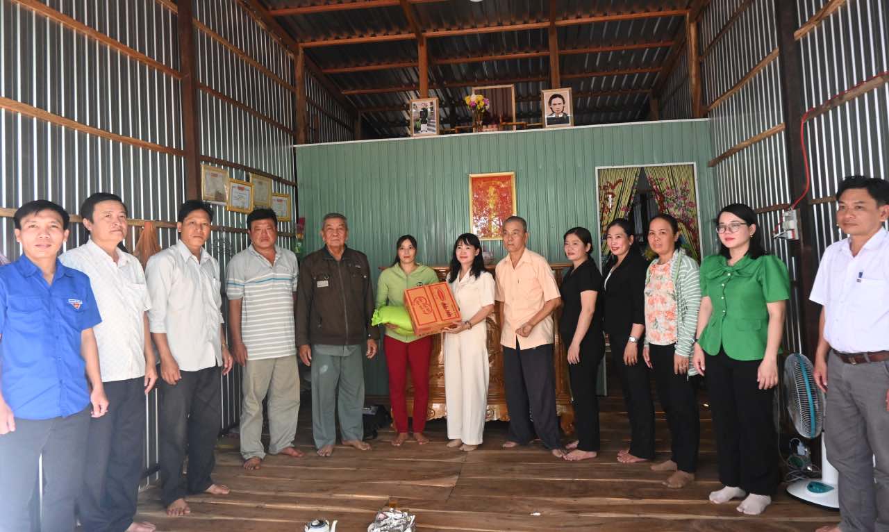 To chuc le ban giao can nha trao cho chi Ho Thi My Trinh. Anh: Thanh Nhan