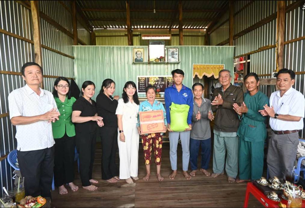 To chuc le ban giao can nha trao cho anh Tran Huu Luan. Anh: Thanh Nhan