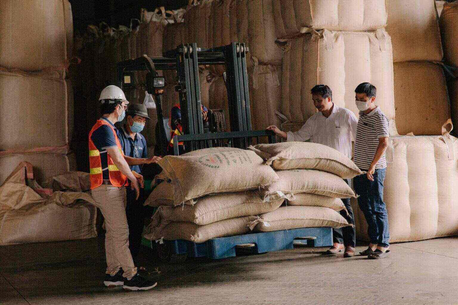 In the past crop year, Simexco Daklak enterprise (Dak Lak province) achieved an export turnover of nearly 640 million USD. Photo: Bao Trung