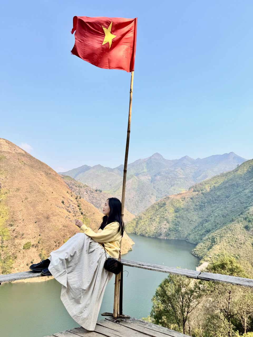 Một góc check-in xinh xắn với lá cờ Tổ Quốc. Ảnh: Linh Boo