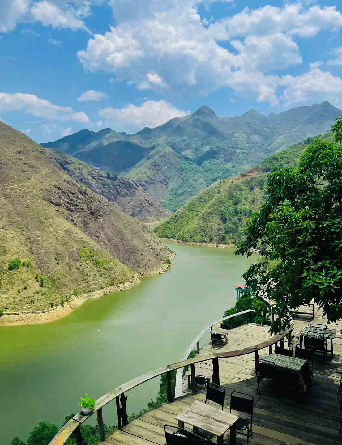 Mỗi góc tại quán đều có thể ngắm trọn khung cảnh sông núi. Ảnh: Thào cô đơn