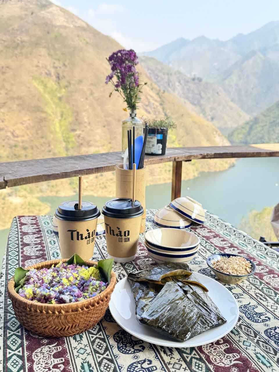 Bữa trưa bên chiếc view triệu đô. Ảnh: Linh Boo