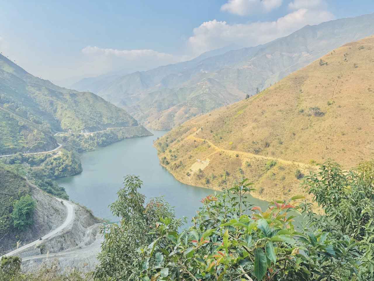 View ngắm nhìn dòng Suối Sập từ quán. Ảnh Linh Boo