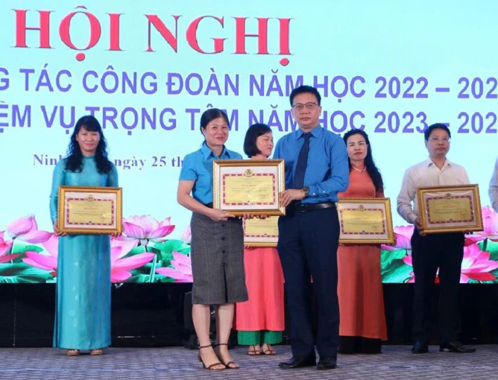 Theo bà Nguyễn Thị Thúy (thứ 2 từ trái sang), hàng triệu cán bộ, nhà giáo và người lao động ngành giáo dục đang hướng về Đại hội XIV với tâm thế phấn khởi, tự hào và tràn đầy kỳ vọng. Ảnh: NVCC