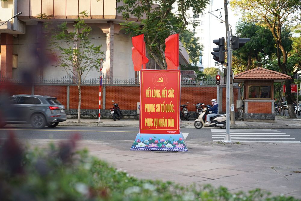 Tai cac tuyen pho trung tam Da Nang, co, hoa, pano, bieu ngu duoc trang tri dong loat, tao nen khong khi phan khoi huong ve su kien chinh tri trong dai cua dat nuoc. Anh: Tran Thi