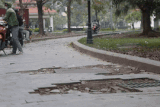 Park in the center of Hanoi is messy, lacking trash cans for people