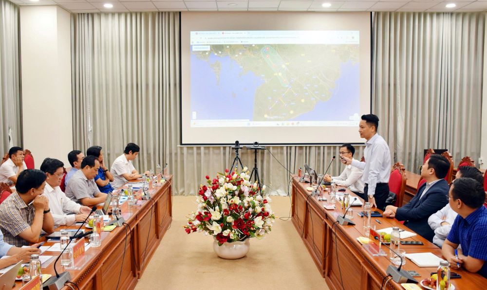 Nha dau tu trinh bay y tuong dan nuoc ngot song Hau ve Ca Mau. Anh: Kieu Ngan