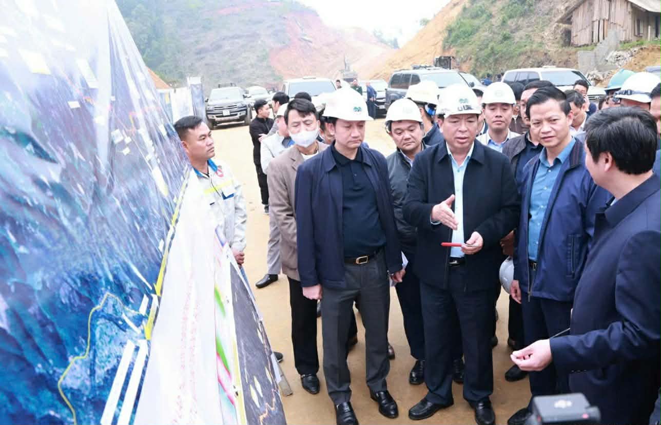 Bo truong Tran Hong Minh kiem tra tai du an cao toc Cho Moi - Bac Kan. Anh: Thai Nguyen GOV