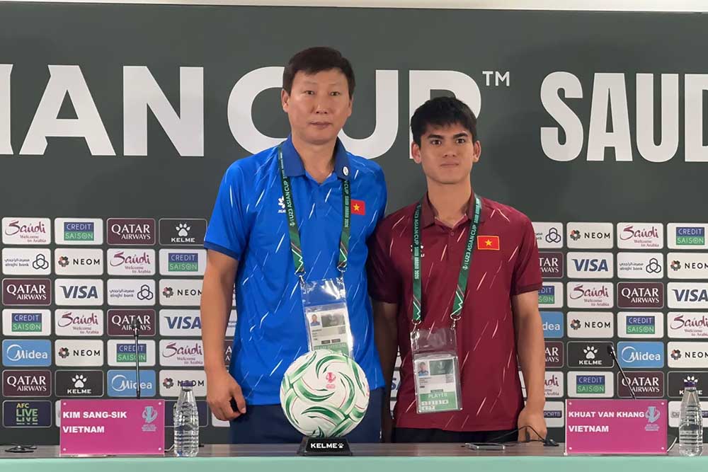 Coach Kim Sang-sik and captain Khuat Van Khang attend a press conference before the 2026 AFC U23 Championship quarter-final match with U23 UAE. Photo: Cong Tri