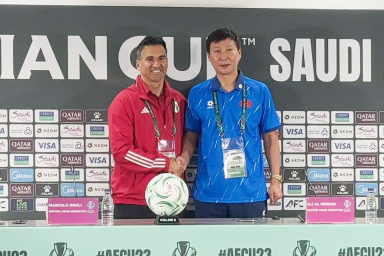 U23 UAE coach Marcelo Broli (left) and U23 Vietnam coach Kim Sang-sik at a press conference before the quarter-final match. Photo: Cong Tri