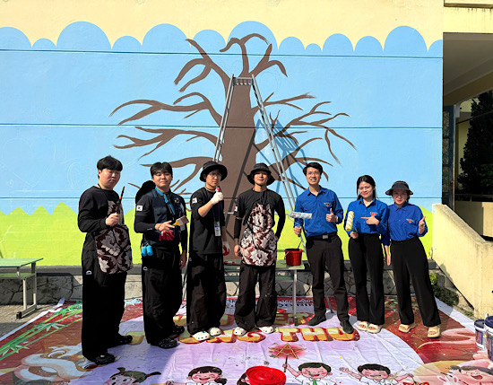Students of the National University of Korea exchange in Quang Tri. Photo: Van Thanh