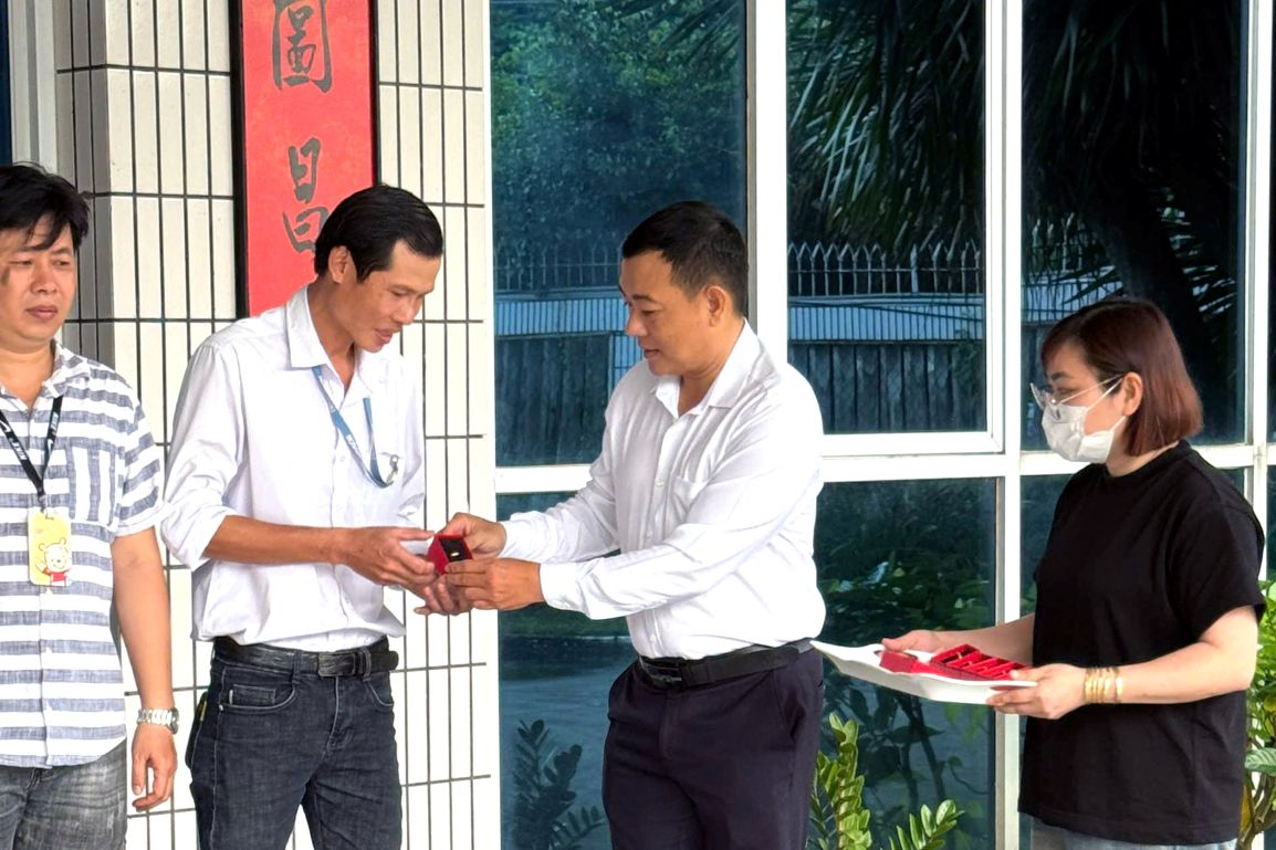 Ong Nguyen Van Be Ba – Chu tich Cong doan co so Cong ty TNHH Du Duc Viet Nam - trao phan thuong vang cho doan vien, cong nhan, lao dong co tham nien 15 nam lam viec. Anh: Cong doan co so Cong ty TNHH Du Duc Viet Nam  